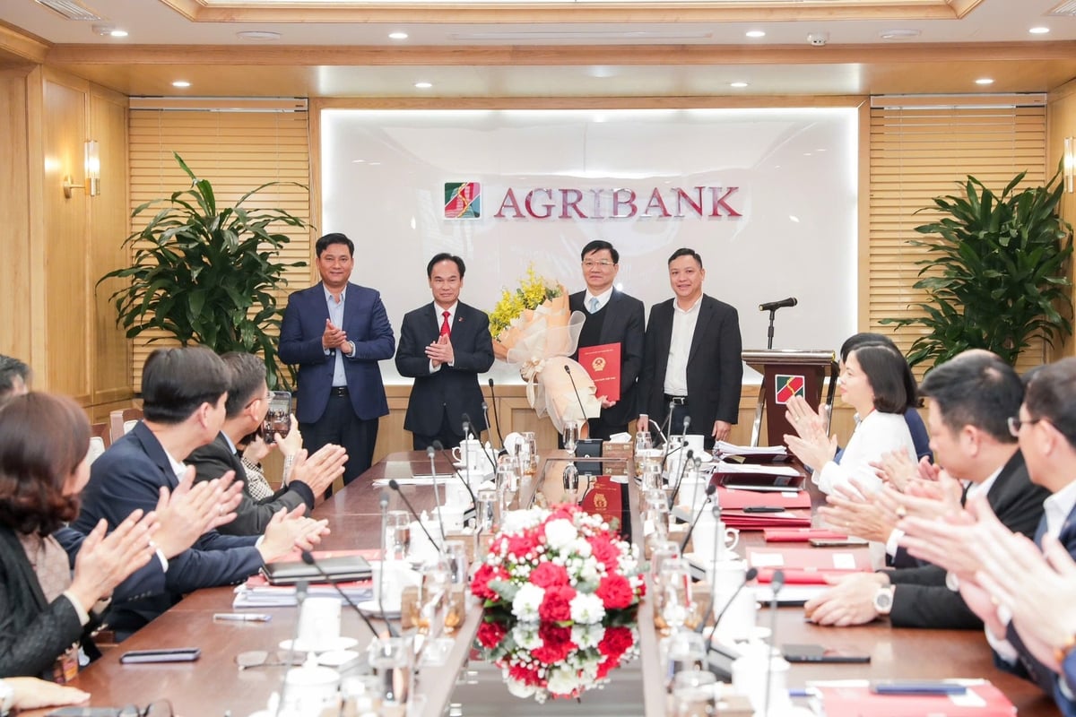 Ông Lê Văn Đề nhận quyết định điều động, bổ nhiệm của NHNN. Ảnh: Agribank. Ông Lê Văn Đề nhận quyết định điều động, bổ nhiệm của NHNN. Ảnh: Agribank.
