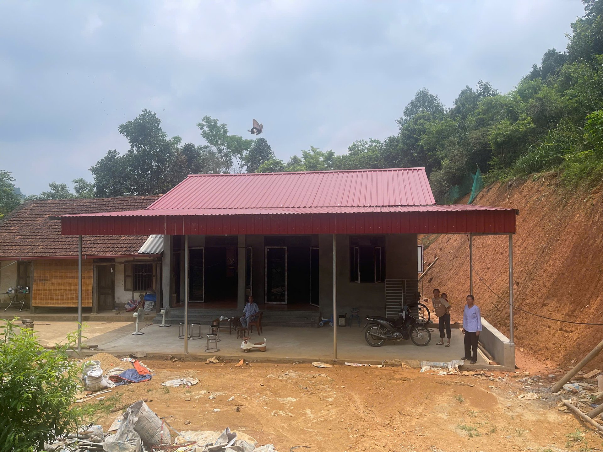 Từ mái nhà tạm bợ, ông Nhỡn, bà Tân nay đã có chốn an cư vững chãi. Ảnh: Nguyễn Nga. Từ mái nhà tạm bợ, ông Nhỡn, bà Tân nay đã có chốn an cư vững chãi. Ảnh: Nguyễn Nga.