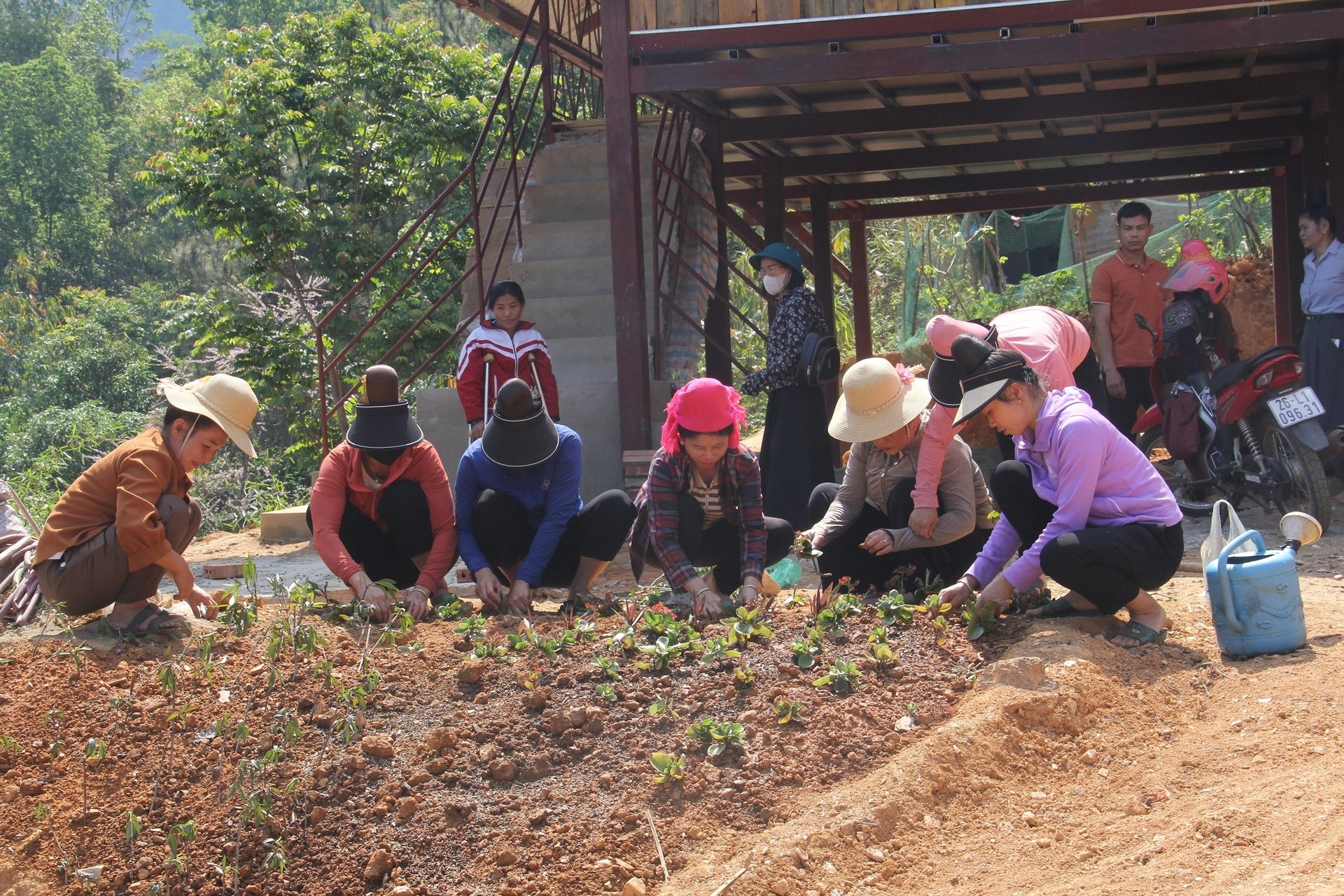Sau khi an cư, người dân Mường La bắt đầu tô điểm cuộc sống mới bằng những khóm hoa rực rỡ trước hiên nhà. Ảnh: Nguyễn Nga. Sau khi an cư, người dân Mường La bắt đầu tô điểm cuộc sống mới bằng những khóm hoa rực rỡ trước hiên nhà. Ảnh: Nguyễn Nga.