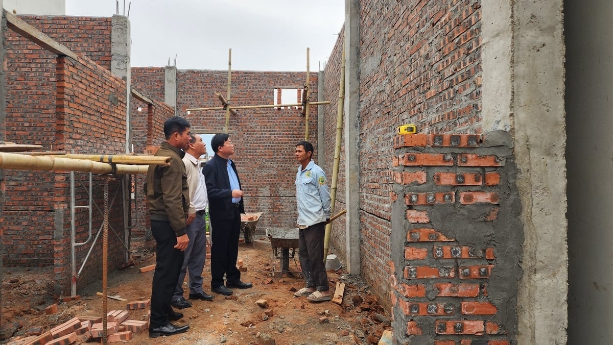 Lãnh đạo huyện Yên Châu kiểm tra tiến độ xóa nhà tạm, nhà dột nát trên địa bàn huyện. Ảnh: Thanh Thủy. Lãnh đạo huyện Yên Châu kiểm tra tiến độ xóa nhà tạm, nhà dột nát trên địa bàn huyện. Ảnh: Thanh Thủy.