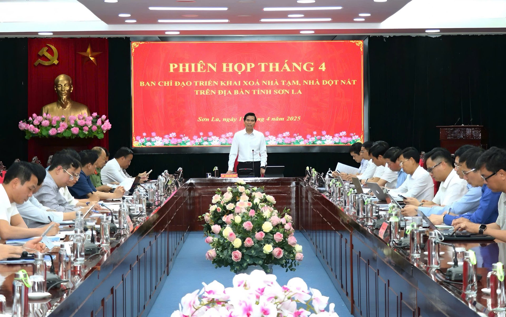 Tỉnh Sơn La họp Ban Chỉ đạo triển khai xóa nhà tạm, nhà dột nát trên địa bàn tỉnh. Ảnh: Nguyễn Nga. Tỉnh Sơn La họp Ban Chỉ đạo triển khai xóa nhà tạm, nhà dột nát trên địa bàn tỉnh. Ảnh: Nguyễn Nga.