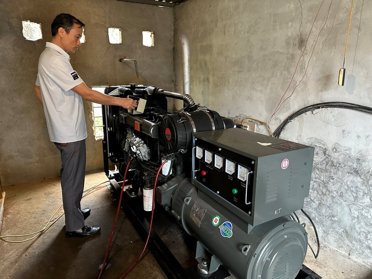 Máy phát điện mới được anh Phong đầu tư để phòng trường hợp mất điện đột ngột. Ảnh: Quang Linh. Máy phát điện mới được anh Phong đầu tư để phòng trường hợp mất điện đột ngột. Ảnh: Quang Linh.