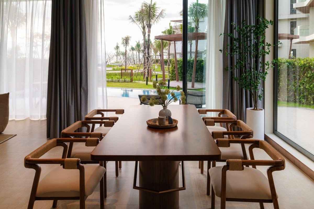 Góc bàn ăn nhìn ra hồ bơi và biển tại biệt thự. Ảnh: Charm Group. Góc bàn ăn nhìn ra hồ bơi và biển tại biệt thự. Ảnh: Charm Group.