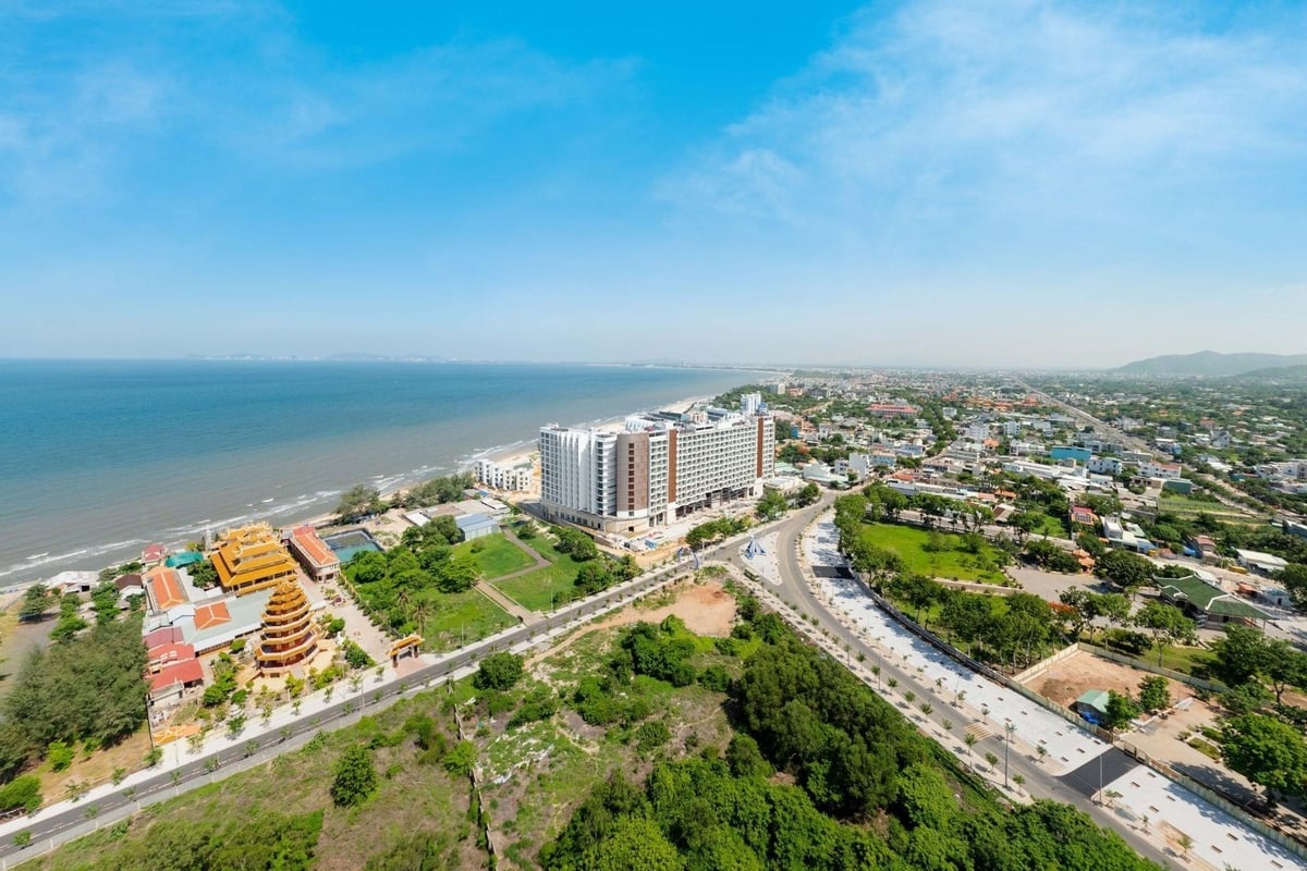 Resort thuộc trung tâm Long Hải, dễ dàng kết nối với các địa danh văn hóa, lịch sử của địa phương. Ảnh: Charm Group. Resort thuộc trung tâm Long Hải, dễ dàng kết nối với các địa danh văn hóa, lịch sử của địa phương. Ảnh: Charm Group.