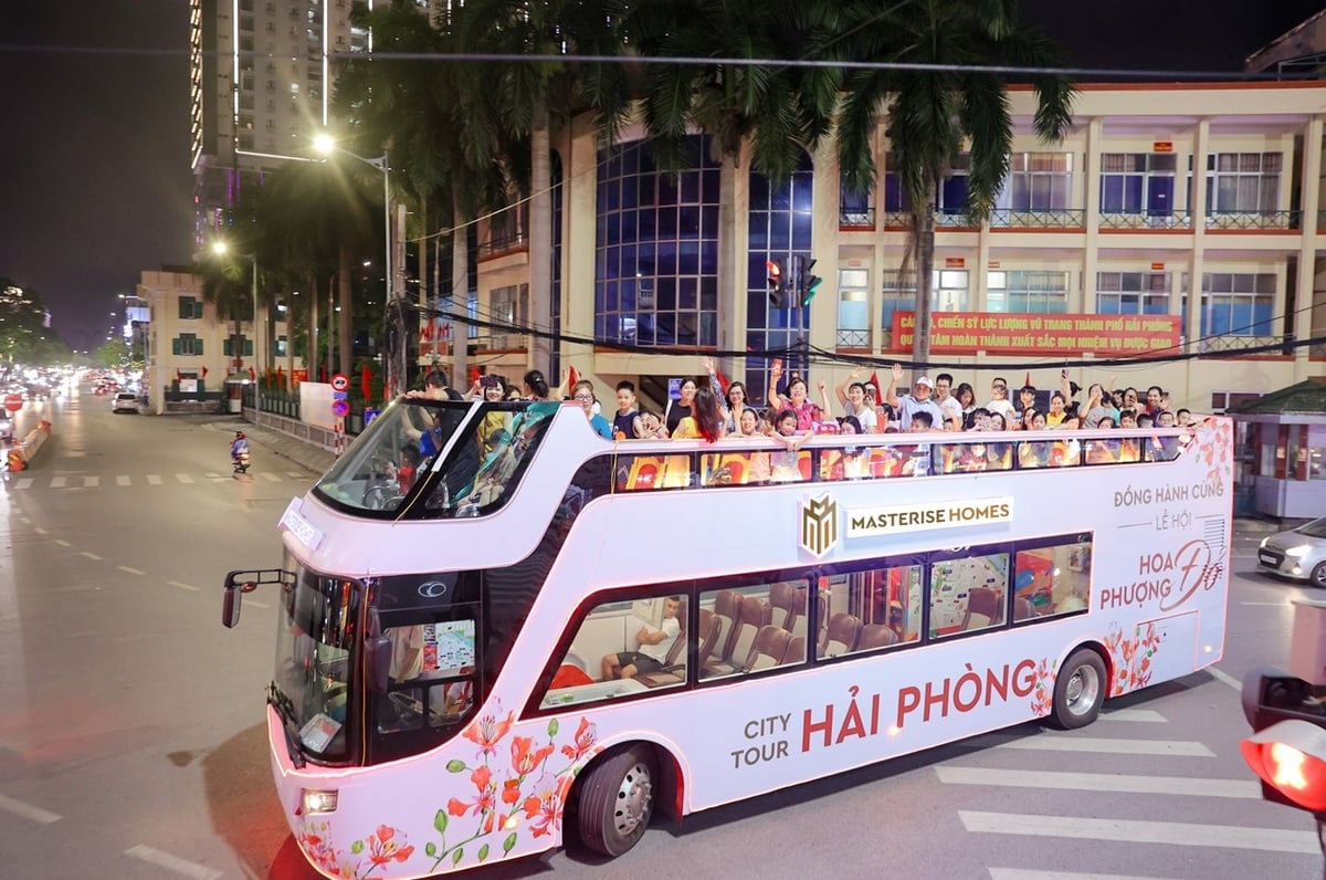 Trải nghiệm đất cảng trên xe buýt 2 tầng là một trong những hoạt động của Masterise Homes được người dân TP Hải Phòng và du khách yêu thích tại Lễ hội Hoa Phượng Đỏ 2024. Ảnh: Masterise Homes. Trải nghiệm đất cảng trên xe buýt 2 tầng là một trong những hoạt động của Masterise Homes được người dân TP Hải Phòng và du khách yêu thích tại Lễ hội Hoa Phượng Đỏ 2024. Ảnh: Masterise Homes.