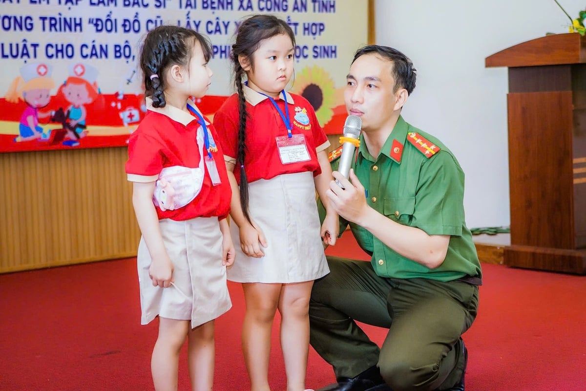 Các em học sinh được trải nghiệm một ngày làm bác sỹ tại Bệnh xá Công an tỉnh Khánh Hòa. Ảnh: CA. Các em học sinh được trải nghiệm một ngày làm bác sỹ tại Bệnh xá Công an tỉnh Khánh Hòa. Ảnh: CA.
