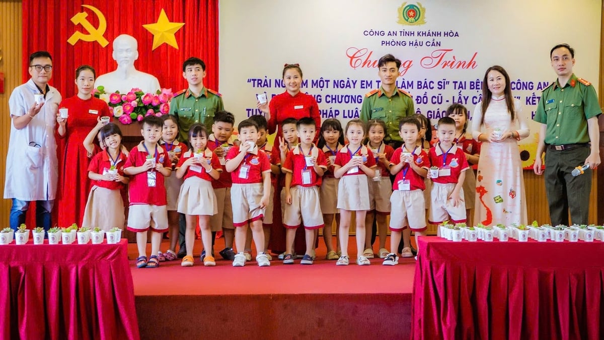 Chương trình đầy nghĩa giúp cho các em học sinh, giáo viên và phụ huynh hiểu thêm về công việc của lực lượng cán bộ y tế của Bệnh xá Công an tỉnh Khánh Hòa. Ảnh: CA. Chương trình đầy nghĩa giúp cho các em học sinh, giáo viên và phụ huynh hiểu thêm về công việc của lực lượng cán bộ y tế của Bệnh xá Công an tỉnh Khánh Hòa. Ảnh: CA.