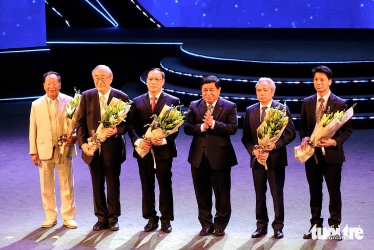 Phó Thủ tướng Chính phủ Nguyễn Chí Dũng tặng hoa lưu niệm các nhà khoa học đoạt giải. Ảnh: Nguyên Bảo. Phó Thủ tướng Chính phủ Nguyễn Chí Dũng tặng hoa lưu niệm các nhà khoa học đoạt giải. Ảnh: Nguyên Bảo.