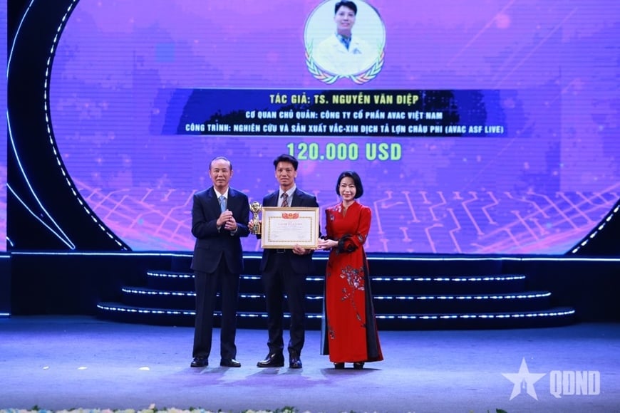 TS Nguyễn Văn Điệp - Tổng giám đốc Công ty Cổ phần AVAC Việt Nam - nhận giải thưởng Bảo Sơn trong lĩnh vực Bảo vệ vật nuôi và Môi trường. Ảnh: QĐND. TS Nguyễn Văn Điệp - Tổng giám đốc Công ty Cổ phần AVAC Việt Nam - nhận giải thưởng Bảo Sơn trong lĩnh vực Bảo vệ vật nuôi và Môi trường. Ảnh: QĐND.