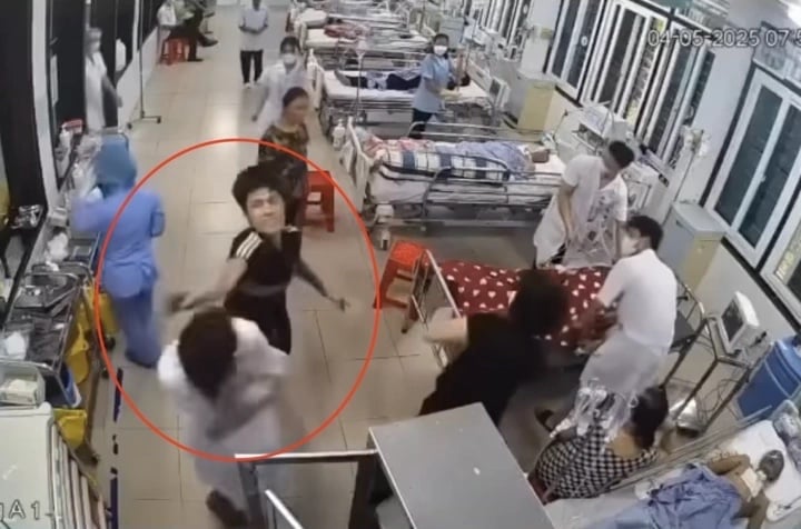 Nhân viên y tế tại Bệnh viện Đa khoa tỉnh Nam Định bị người nhà bệnh nhân tấn công ngày 3/5 vừa qua. Ảnh: Cắt từ clip. Nhân viên y tế tại Bệnh viện Đa khoa tỉnh Nam Định bị người nhà bệnh nhân tấn công ngày 3/5 vừa qua. Ảnh: Cắt từ clip.