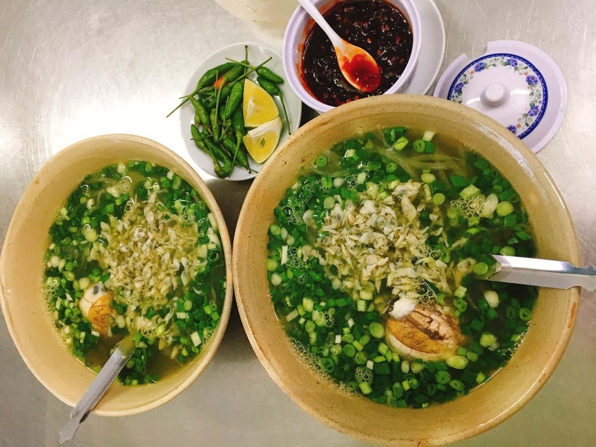 Có những quán bỏ thêm topping trứng vịt lộn vào, tạo sự khác biệt. Ảnh: món ngon Quảng Nam. Có những quán bỏ thêm topping trứng vịt lộn vào, tạo sự khác biệt. Ảnh: món ngon Quảng Nam.