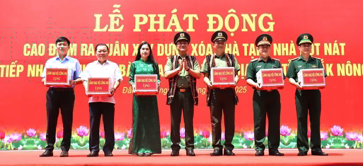 Thứ trưởng Bộ Công an Phạm Thế Tùng trao quà cho các lực lượng, đơn vị tham gia thực hiện chương trình. Ảnh: Phạm Hoài. Thứ trưởng Bộ Công an Phạm Thế Tùng trao quà cho các lực lượng, đơn vị tham gia thực hiện chương trình. Ảnh: Phạm Hoài.