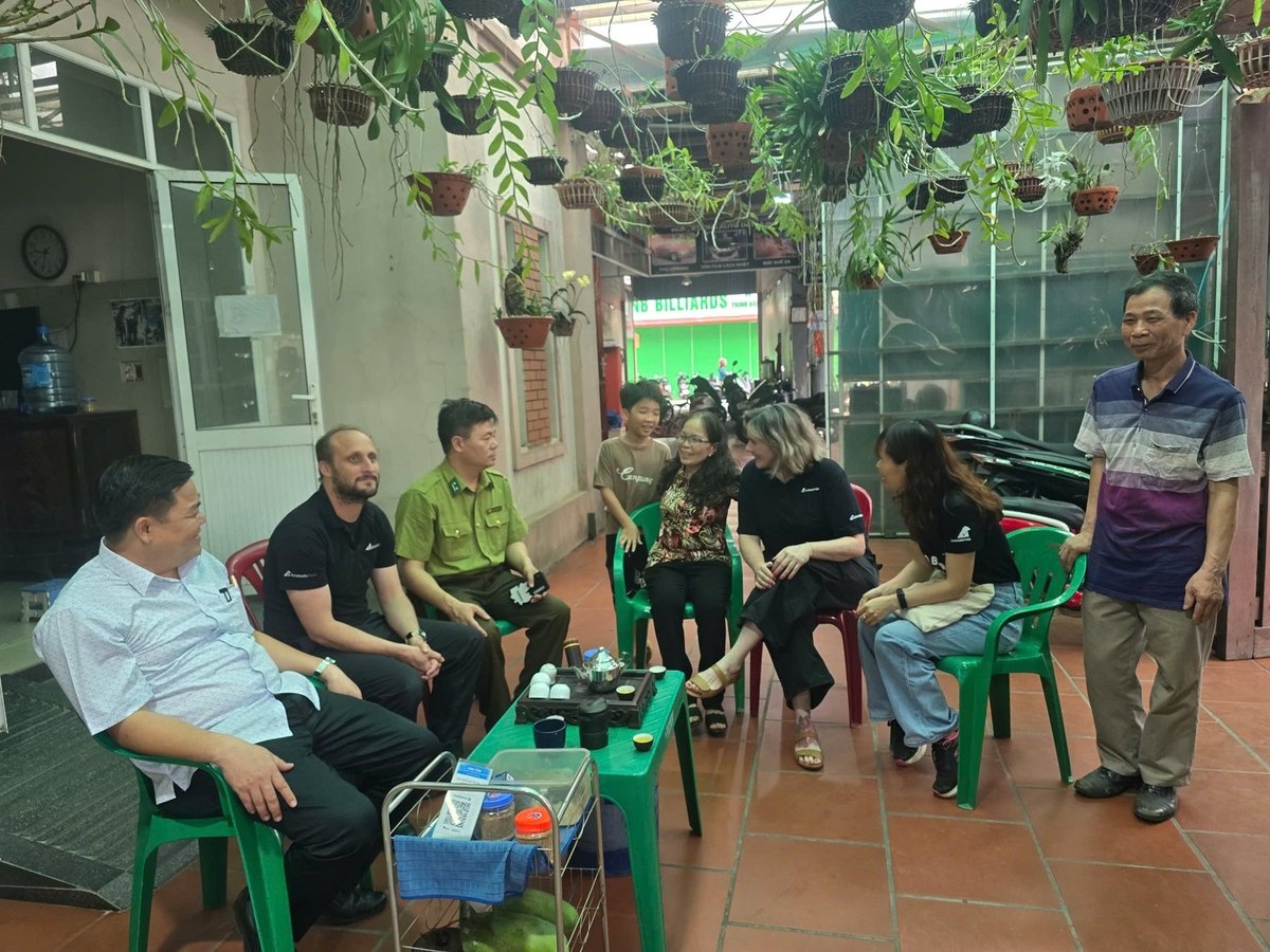 Gia đình bà Lê Thị Tính vui vẻ bàn giao cá thể gấu cho lực lượng chức năng và không đòi hỏi điều kiện gì. Ảnh: Đinh Mười. Gia đình bà Lê Thị Tính vui vẻ bàn giao cá thể gấu cho lực lượng chức năng và không đòi hỏi điều kiện gì. Ảnh: Đinh Mười.