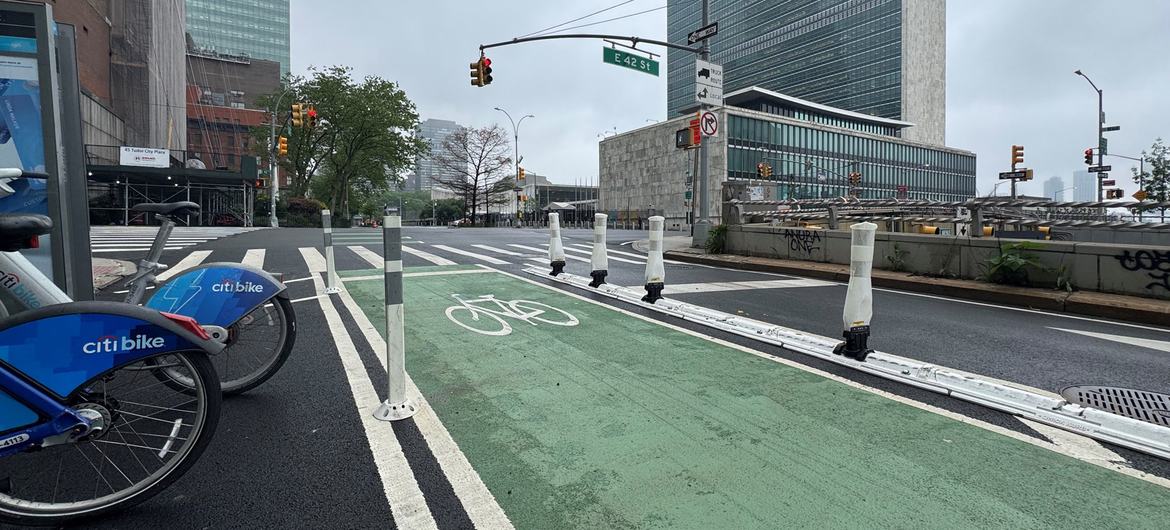 Làn đường dành cho xe đạp bên ngoài trụ sở Liên hợp quốc tại thành phố New York, Mỹ. Ảnh: UN News. Làn đường dành cho xe đạp bên ngoài trụ sở Liên hợp quốc tại thành phố New York, Mỹ. Ảnh: UN News.