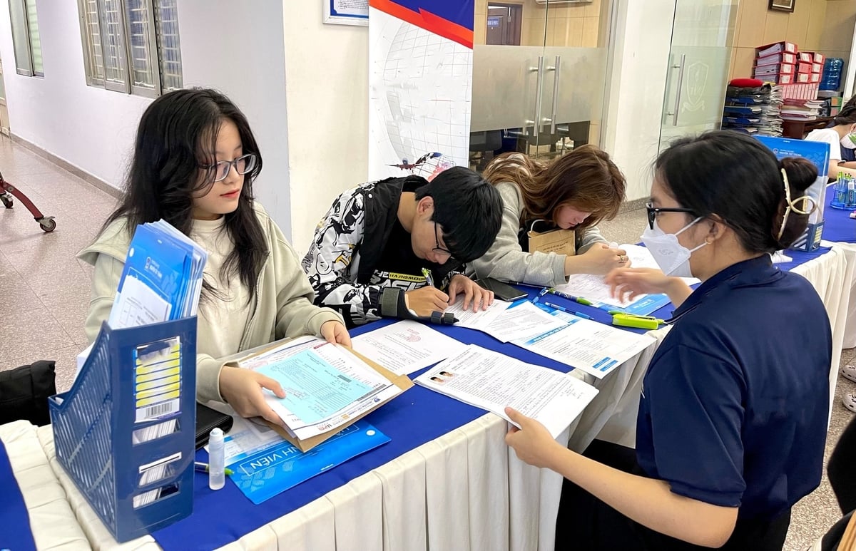 Sinh viên làm thủ tục tại trường đại học. Ảnh minh họa. Sinh viên làm thủ tục tại trường đại học. Ảnh minh họa.