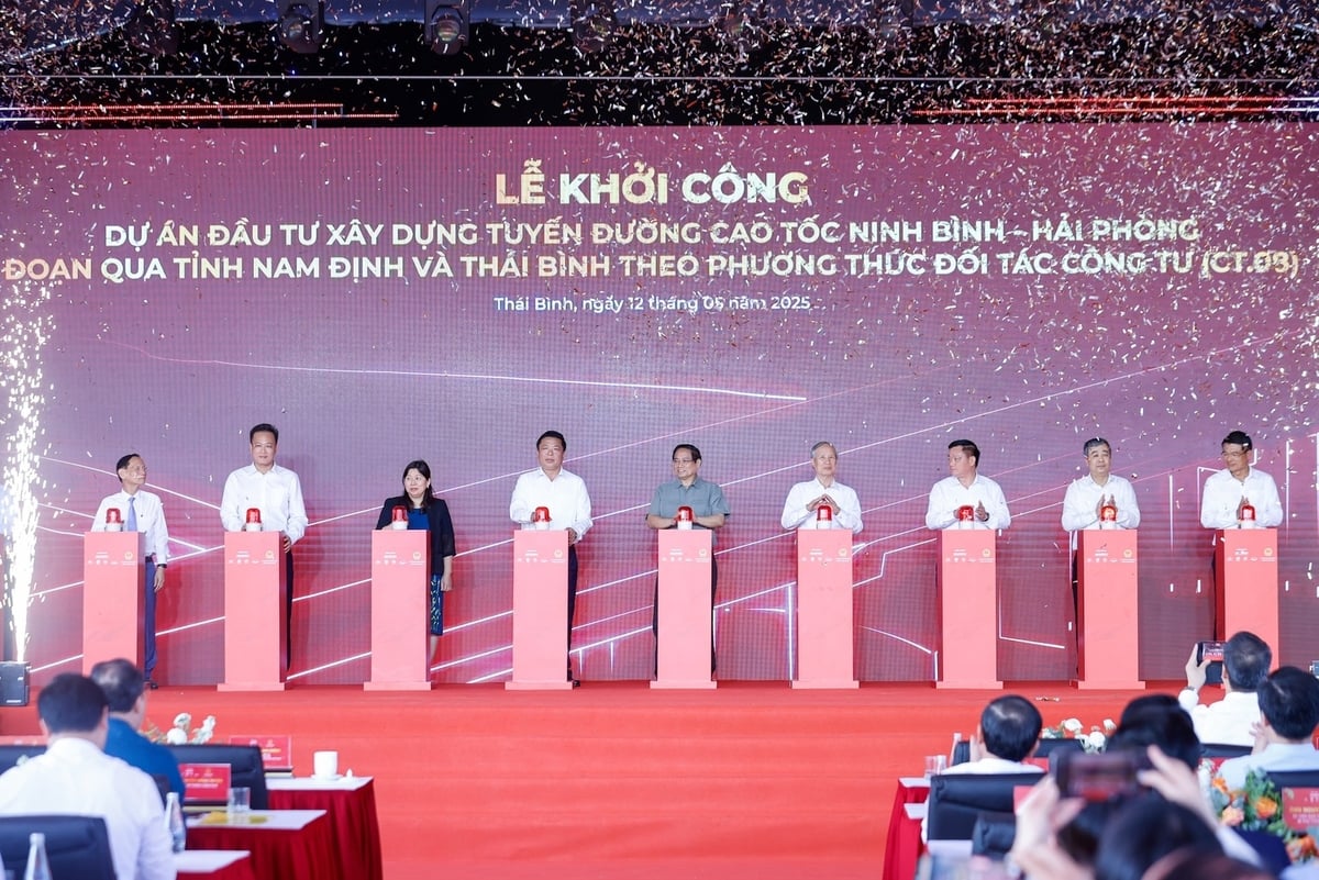 Thủ tướng Phạm Minh Chính và các đại biểu thực hiện nghi thức khởi công dự án. Ảnh: VGP. Thủ tướng Phạm Minh Chính và các đại biểu thực hiện nghi thức khởi công dự án. Ảnh: VGP.