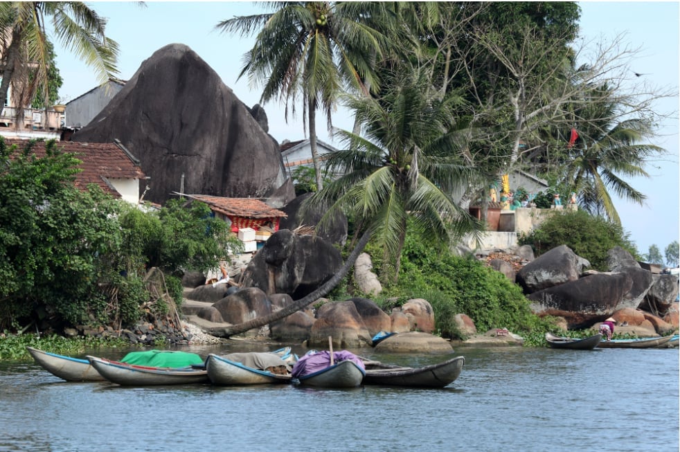 Làng chài dưới chân Cổ Lũy. Ảnh: Trịnh Thông Thiện. Làng chài dưới chân Cổ Lũy. Ảnh: Trịnh Thông Thiện.