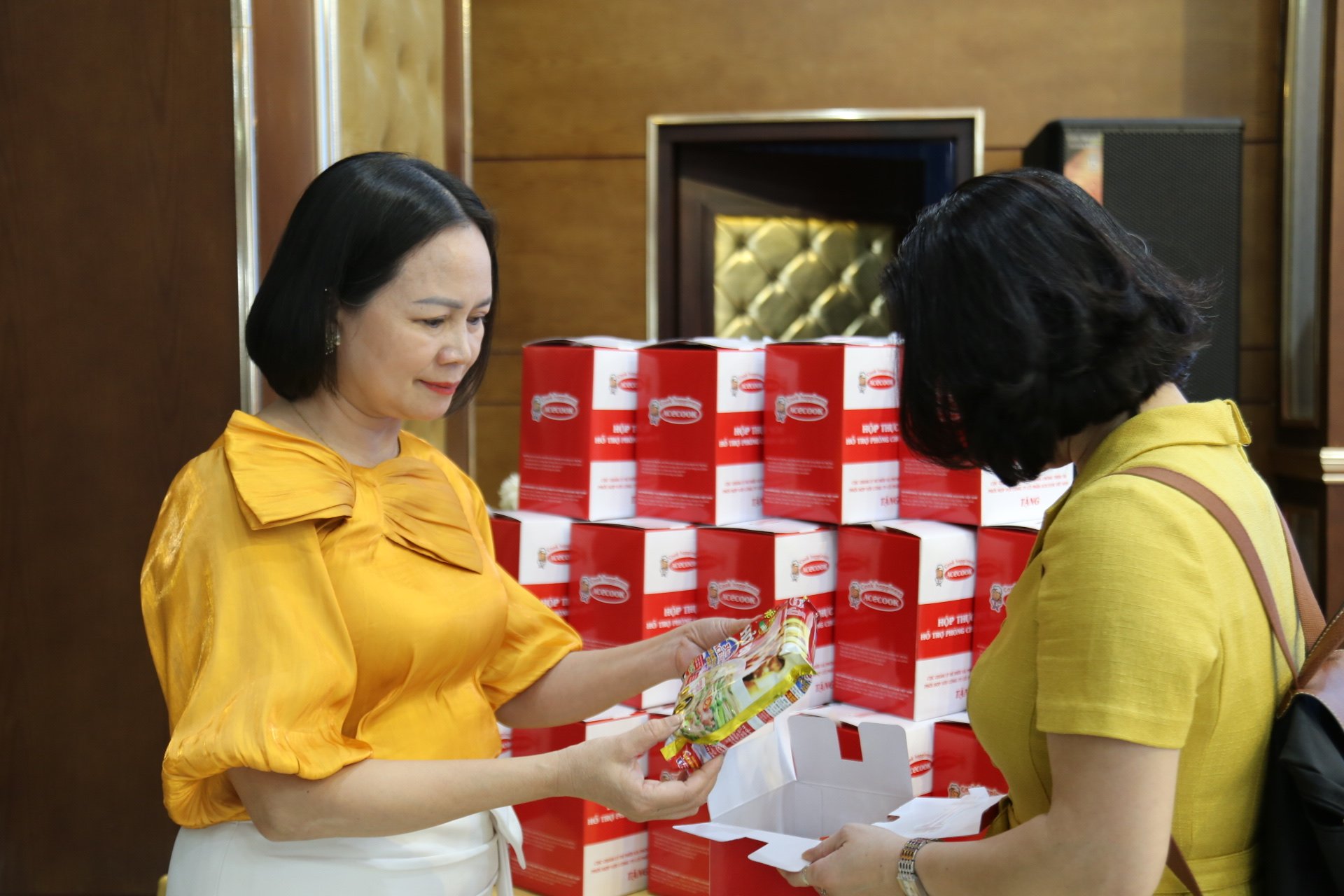 Gói thực phẩm sử dụng trong phòng, chống thiên tai được nhiều đại biểu quan tâm. Ảnh: H.Đ. Gói thực phẩm sử dụng trong phòng, chống thiên tai được nhiều đại biểu quan tâm. Ảnh: H.Đ.