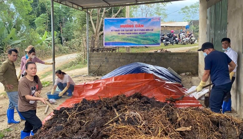 Tập huấn kỹ thuật cải tạo đất và ủ phân hữu cơ từ phụ phẩm nông nghiệp. Ảnh: Trần Hương. Tập huấn kỹ thuật cải tạo đất và ủ phân hữu cơ từ phụ phẩm nông nghiệp. Ảnh: Trần Hương.