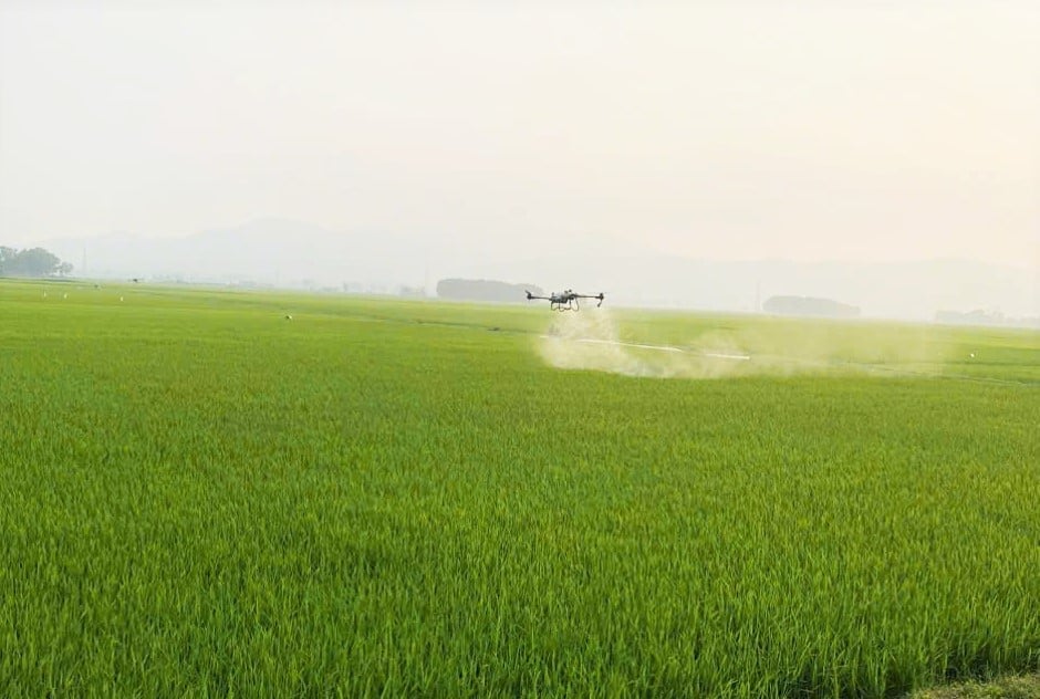 Thiết bị không người lái giúp nông dân sản xuất lúa nhàn hơn. Ảnh: Thanh Nga. Thiết bị không người lái giúp nông dân sản xuất lúa nhàn hơn. Ảnh: Thanh Nga.