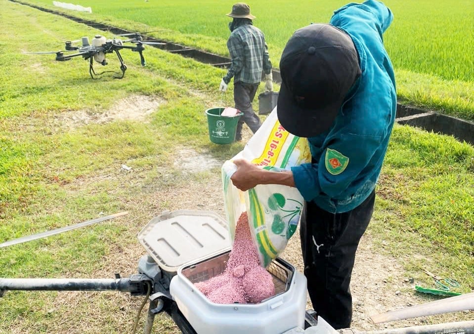 Bình quân mỗi vụ sản xuất anh Hoàng Văn Thành cung ứng dịch vụ gieo sạ, bón phân, phun thuốc BVTV cho 700 - 800ha lúa tại huyện Thạch Hà và TP Hà Tĩnh. Ảnh: Thanh Nga. Bình quân mỗi vụ sản xuất anh Hoàng Văn Thành cung ứng dịch vụ gieo sạ, bón phân, phun thuốc BVTV cho 700 - 800ha lúa tại huyện Thạch Hà và TP Hà Tĩnh. Ảnh: Thanh Nga.