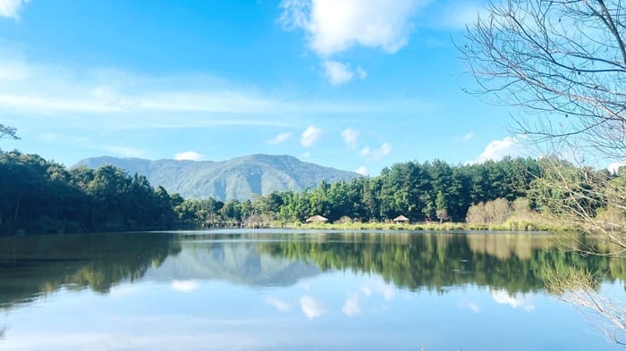 Khu du lịch sinh thái hồ Noong U, điểm nhấn về du lịch trên địa bàn huyện Điện Biên Đông. Ảnh: Trần Hương. Khu du lịch sinh thái hồ Noong U, điểm nhấn về du lịch trên địa bàn huyện Điện Biên Đông. Ảnh: Trần Hương.