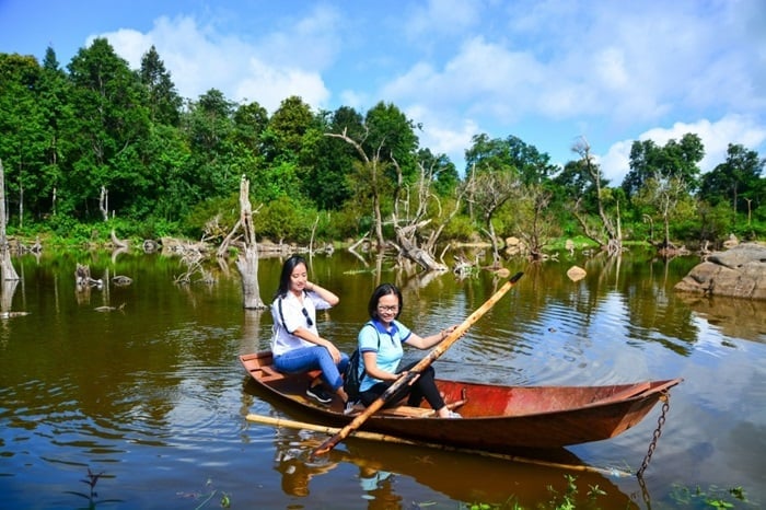 Du khách trải nghiệm chèo thuyền ở hồ Noong U. Ảnh: Trần Hương. Du khách trải nghiệm chèo thuyền ở hồ Noong U. Ảnh: Trần Hương.