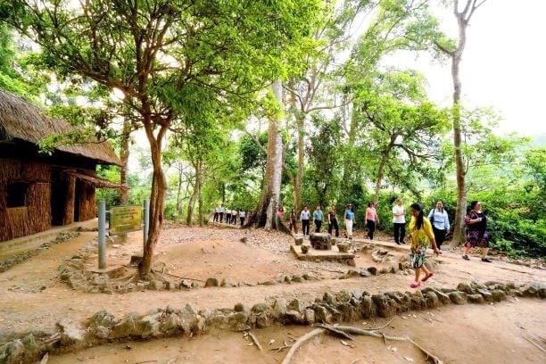 Đông dảo du khách tham quan Khu di tích Mường Phăng. Ảnh: Trần Hương. Đông dảo du khách tham quan Khu di tích Mường Phăng. Ảnh: Trần Hương.