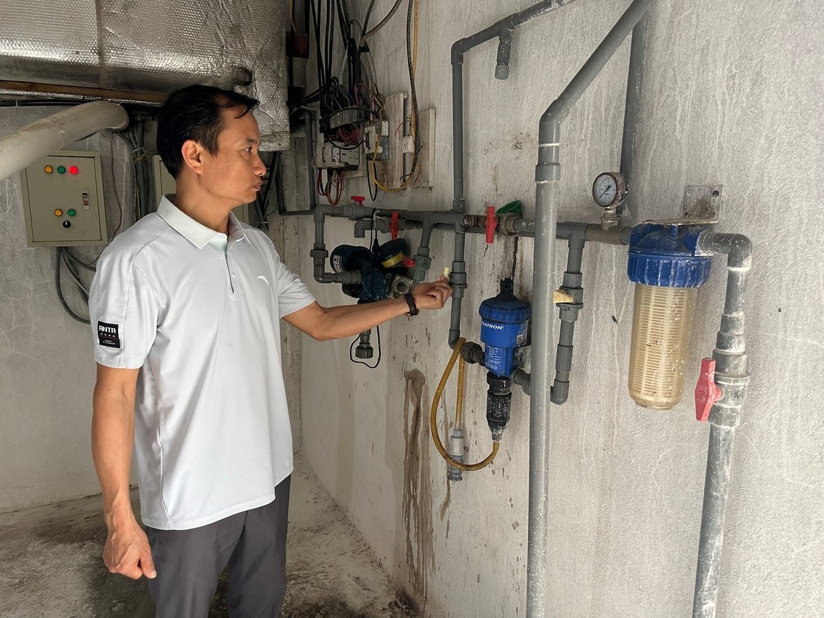 Anh Nguyễn Hồng Phong giới thiệu về hệ thống pha và cấp nước, thuốc tự động. Ảnh: Quang Linh. Anh Nguyễn Hồng Phong giới thiệu về hệ thống pha và cấp nước, thuốc tự động. Ảnh: Quang Linh.