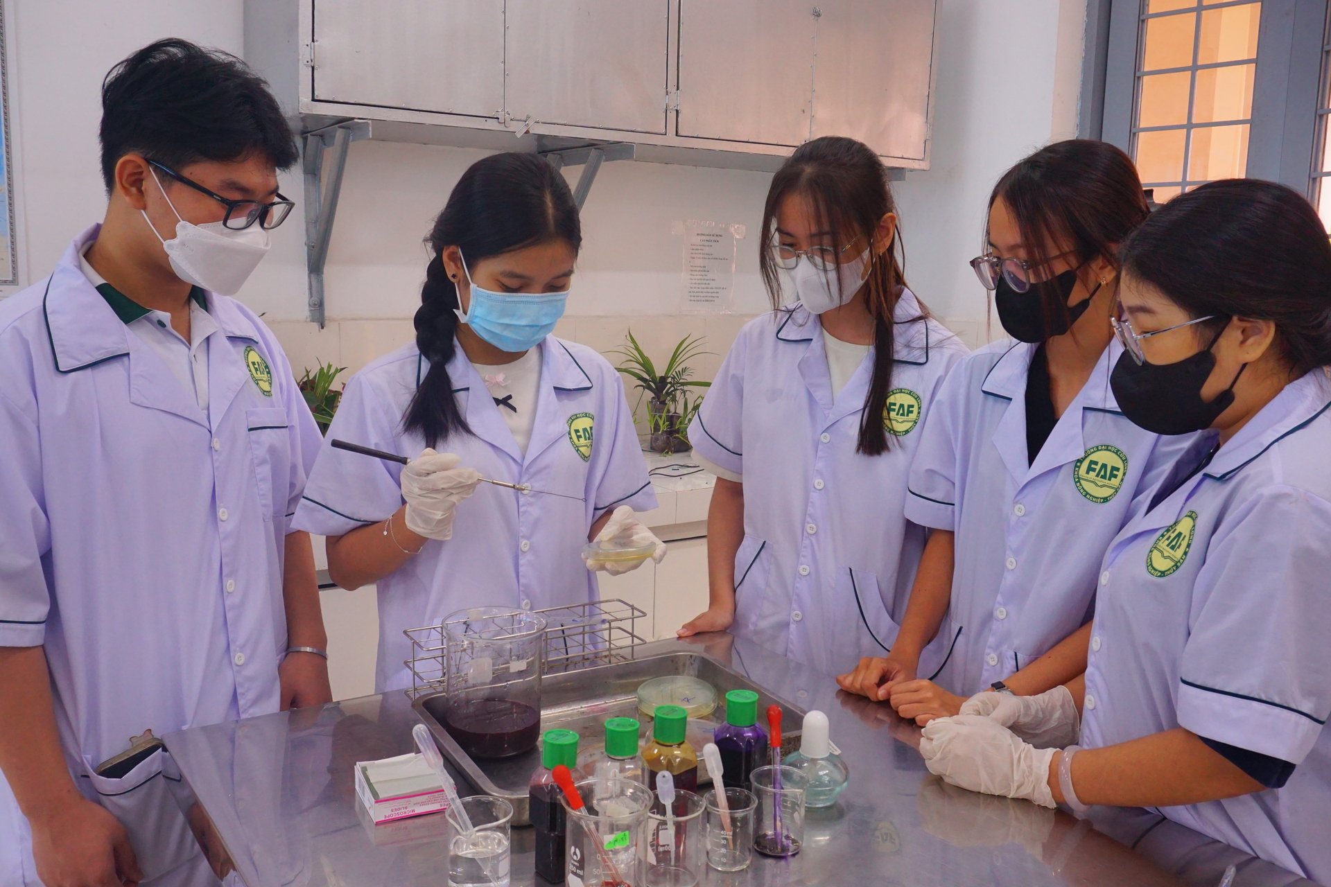 Sinh viên năm thứ 3 đang thực hiện thí nghiệm trong chương trình học thú y. Ảnh: Hồ Thảo. Sinh viên năm thứ 3 đang thực hiện thí nghiệm trong chương trình học thú y. Ảnh: Hồ Thảo.