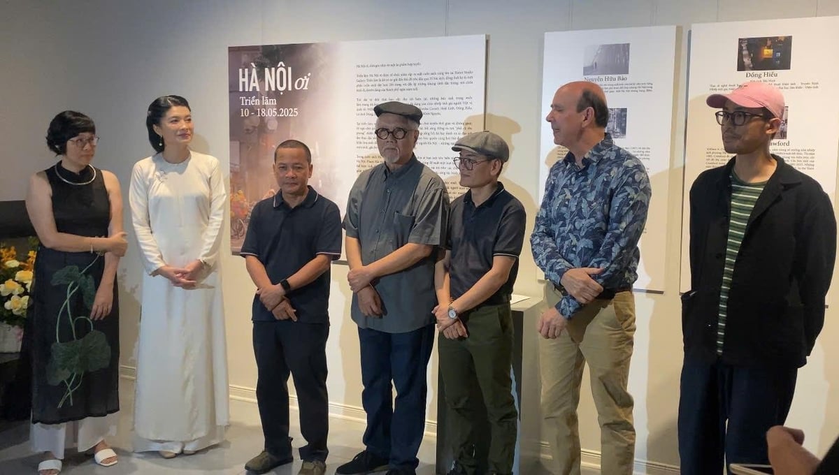 Các nhiếp ảnh gia tại cuộc triển lãm ảnh 'Hà Nội ơi'. Các nhiếp ảnh gia tại cuộc triển lãm ảnh 'Hà Nội ơi'.