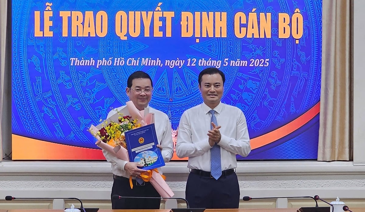 Phó Chủ tịch UBND TP.HCM, ông Bùi Xuân Cường trao Quyết định bổ nhiệm ông Nguyễn Toàn Thắng làm Giám đốc Sở Nông nghiệp và Môi trường, thời hạn giữ chức vụ 5 năm, kể từ ngày 01/5/2025. Ảnh: Tường Tú. Phó Chủ tịch UBND TP.HCM, ông Bùi Xuân Cường trao Quyết định bổ nhiệm ông Nguyễn Toàn Thắng làm Giám đốc Sở Nông nghiệp và Môi trường, thời hạn giữ chức vụ 5 năm, kể từ ngày 01/5/2025. Ảnh: Tường Tú.