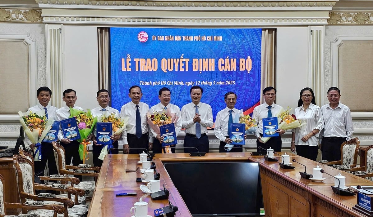 Lãnh đạo UBND TP.HCM trao hoa chúc mừng lãnh đạo Sở Nông nghiệp và Môi trường TP.HCM vừa được bổ nhiệm. Ảnh: Tường Tú. Lãnh đạo UBND TP.HCM trao hoa chúc mừng lãnh đạo Sở Nông nghiệp và Môi trường TP.HCM vừa được bổ nhiệm. Ảnh: Tường Tú.