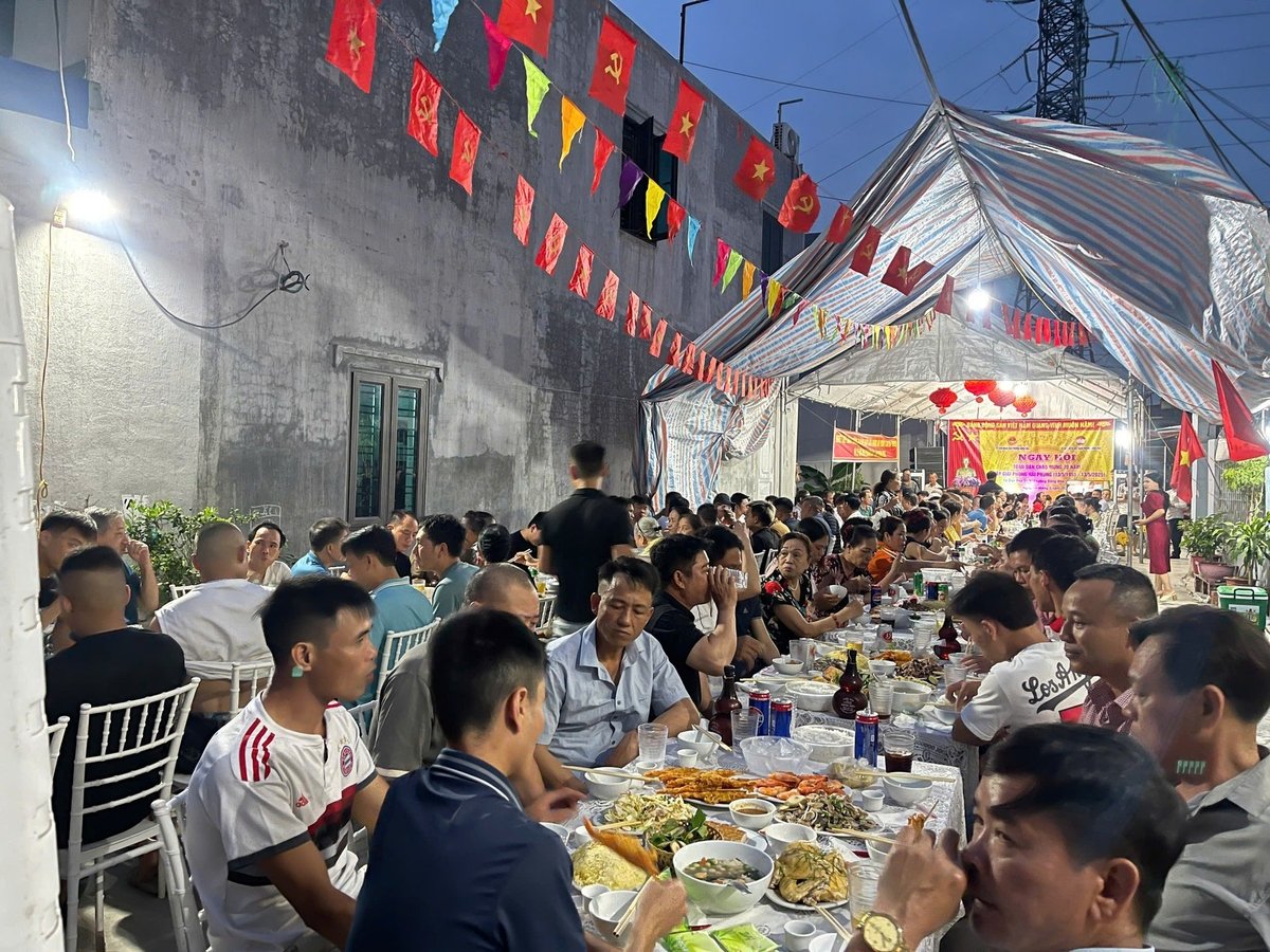 Người dân tổ chức 'bữa cơm đoàn kết' tại tổ dân phố Lê Duẩn, phường Đồng Hoà, quận Kiến An. Ảnh: Hoàng Phong. Người dân tổ chức 'bữa cơm đoàn kết' tại tổ dân phố Lê Duẩn, phường Đồng Hoà, quận Kiến An. Ảnh: Hoàng Phong.