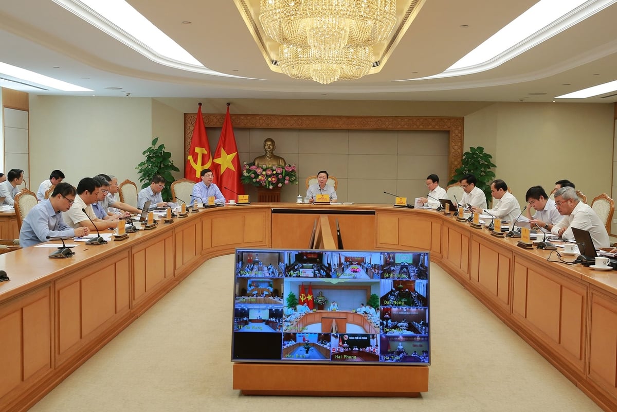 Phó Thủ tướng Trần Hồng Hà chủ trì cuộc họp trực tuyến kết hợp trực tiếp với 25 tỉnh, thành phố nhằm hoàn thiện Dự thảo Nghị định quy định chi tiết thi hành Luật Địa chất và khoáng sản. Ảnh: Minh Khôi. Phó Thủ tướng Trần Hồng Hà chủ trì cuộc họp trực tuyến kết hợp trực tiếp với 25 tỉnh, thành phố nhằm hoàn thiện Dự thảo Nghị định quy định chi tiết thi hành Luật Địa chất và khoáng sản. Ảnh: Minh Khôi.