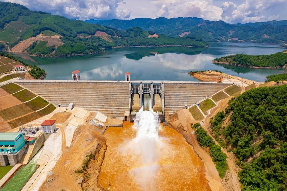 Hồ chứa nước Đồng Mít, tỉnh Bình Định có dung tích gần 90 triệu m3, có nhiệm vụ cấp nước cho khoảng 6.700 ha. Ảnh: Bảo Thắng. Hồ chứa nước Đồng Mít, tỉnh Bình Định có dung tích gần 90 triệu m3, có nhiệm vụ cấp nước cho khoảng 6.700 ha. Ảnh: Bảo Thắng.