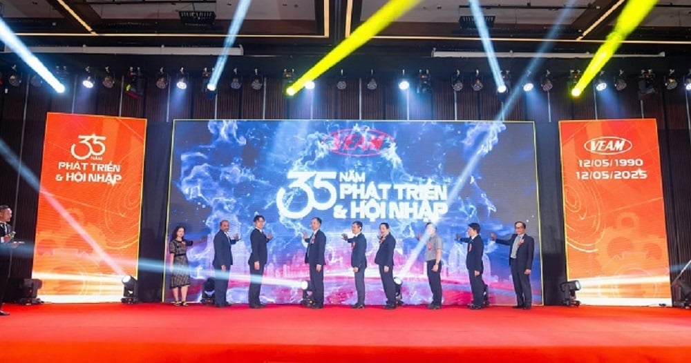 Các đại biểu thực hiện nghi thức kỷ niệm 35 năm thành lập. Ảnh: VEAM. Các đại biểu thực hiện nghi thức kỷ niệm 35 năm thành lập. Ảnh: VEAM.