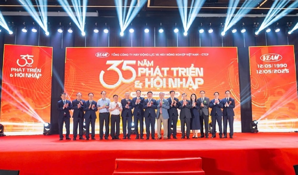 Các đại biểu chụp ảnh lưu niệm tại buổi lễ. Ảnh: VEAM. Các đại biểu chụp ảnh lưu niệm tại buổi lễ. Ảnh: VEAM.