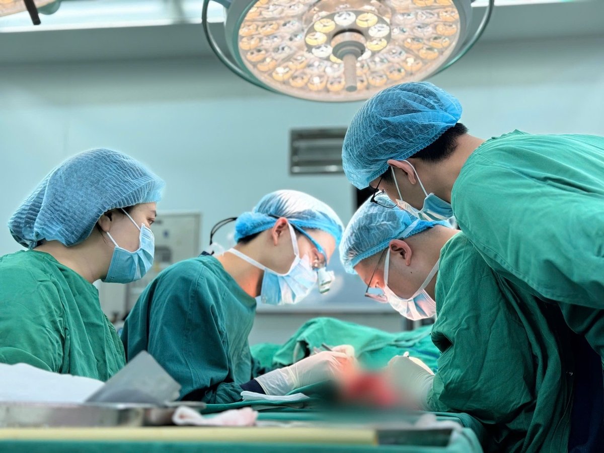 Các bác sĩ Bệnh viện Bệnh Nhiệt đới Trung ương phẫu thuật vi phẫu nối lại mạch máu, thần kinh và cố định xương cho bệnh nhân. Ảnh: Bệnh viện Bệnh Nhiệt đới Trung ương. Các bác sĩ Bệnh viện Bệnh Nhiệt đới Trung ương phẫu thuật vi phẫu nối lại mạch máu, thần kinh và cố định xương cho bệnh nhân. Ảnh: Bệnh viện Bệnh Nhiệt đới Trung ương.