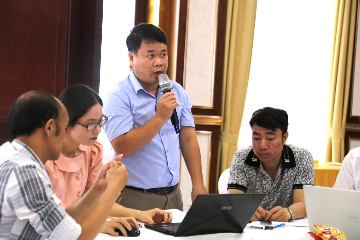 Giáo viên Lào Cai trình bày về cách đưa nội dung phòng, chống thiên tai tới học sinh. Ảnh: H.Đ. Giáo viên Lào Cai trình bày về cách đưa nội dung phòng, chống thiên tai tới học sinh. Ảnh: H.Đ.