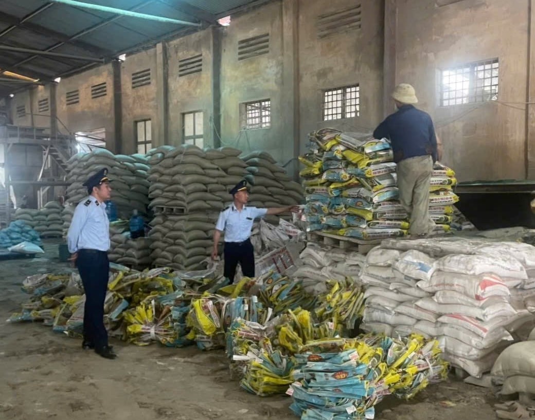 Chi cục Quản lý thị trường Thanh Hóa tiến hành giám sát việc thực hiện biện pháp khắc phục hậu quả đối với hơn 67 tấn phân bón giả mạo. Ảnh: Dms.gov.vn. Chi cục Quản lý thị trường Thanh Hóa tiến hành giám sát việc thực hiện biện pháp khắc phục hậu quả đối với hơn 67 tấn phân bón giả mạo. Ảnh: Dms.gov.vn.