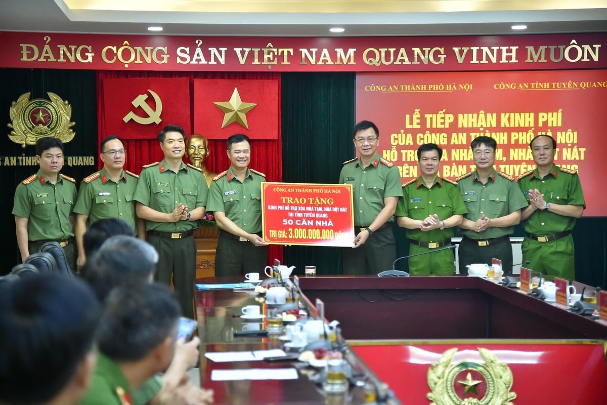 Đại tá Nguyễn Ngọc Quyền – Phó Giám đốc Công an TP Hà Nội cùng đoàn công tác (bên trái) trao tặng tỉnh Tuyên Quang 3 tỷ đồng hỗ trợ kinh phí sữa chữa, xây mới 50 căn nhà cho hộ nghèo, gia đình chính sách trên địa bàn tỉnh Tuyên Quang. Ảnh: Công an TP Hà Nội. Đại tá Nguyễn Ngọc Quyền – Phó Giám đốc Công an TP Hà Nội cùng đoàn công tác (bên trái) trao tặng tỉnh Tuyên Quang 3 tỷ đồng hỗ trợ kinh phí sữa chữa, xây mới 50 căn nhà cho hộ nghèo, gia đình chính sách trên địa bàn tỉnh Tuyên Quang. Ảnh: Công an TP Hà Nội.