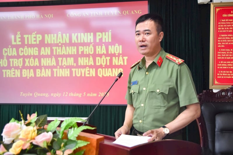 Đại tá Nguyễn Ngọc Quyền – Phó Giám đốc Công an TP Hà Nội phát buổi tại lễ trao tặng. Ảnh: Công an TP Hà Nội. Đại tá Nguyễn Ngọc Quyền – Phó Giám đốc Công an TP Hà Nội phát buổi tại lễ trao tặng. Ảnh: Công an TP Hà Nội.