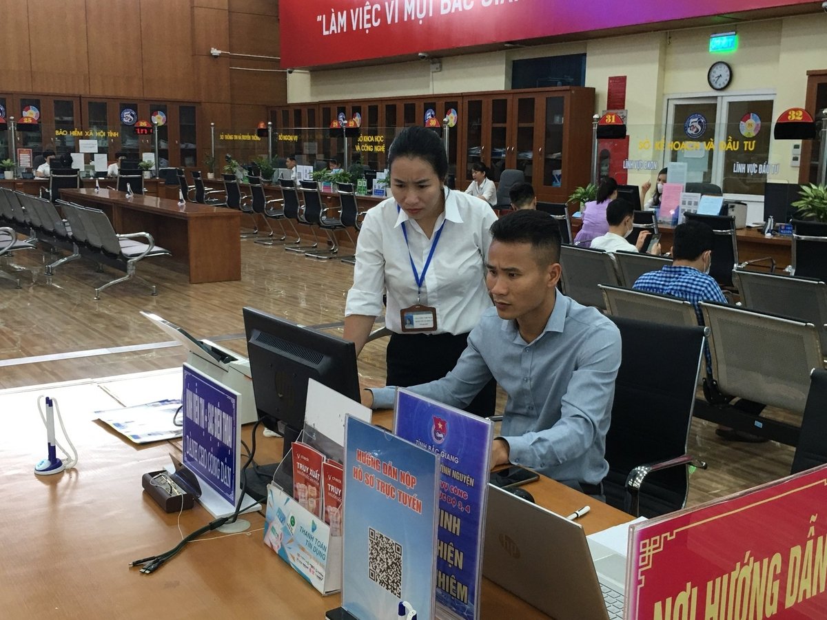 Công chức 'một cửa' hướng dẫn công dân nộp hồ sơ trực tuyến. Ảnh minh họa. Công chức 'một cửa' hướng dẫn công dân nộp hồ sơ trực tuyến. Ảnh minh họa.