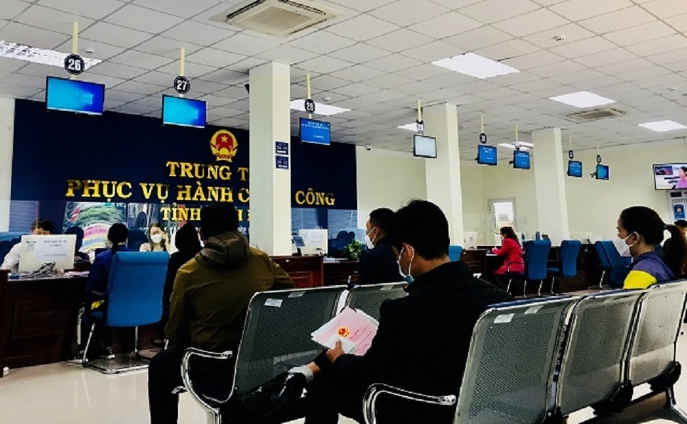 Người dân giao dịch tại Trung tâm phục vụ hành chính công tỉnh Bình Định. Ảnh: V.Đ.T. Người dân giao dịch tại Trung tâm phục vụ hành chính công tỉnh Bình Định. Ảnh: V.Đ.T.
