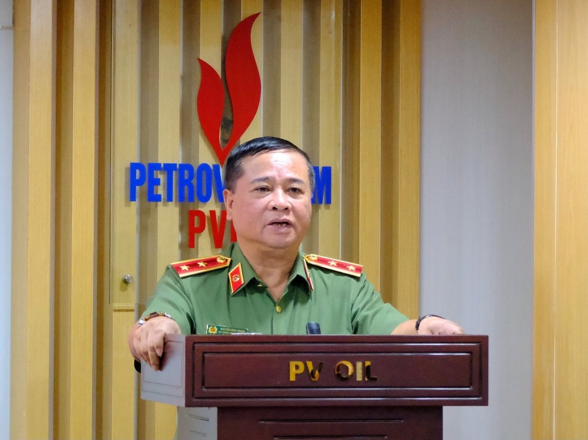 Trung tướng Nguyễn Đình Thuận - Bí thư Đảng ủy, Cục trưởng Cục An ninh Kinh tế chỉ đạo tại Hội nghị. Ảnh: PVOIL. Trung tướng Nguyễn Đình Thuận - Bí thư Đảng ủy, Cục trưởng Cục An ninh Kinh tế chỉ đạo tại Hội nghị. Ảnh: PVOIL.