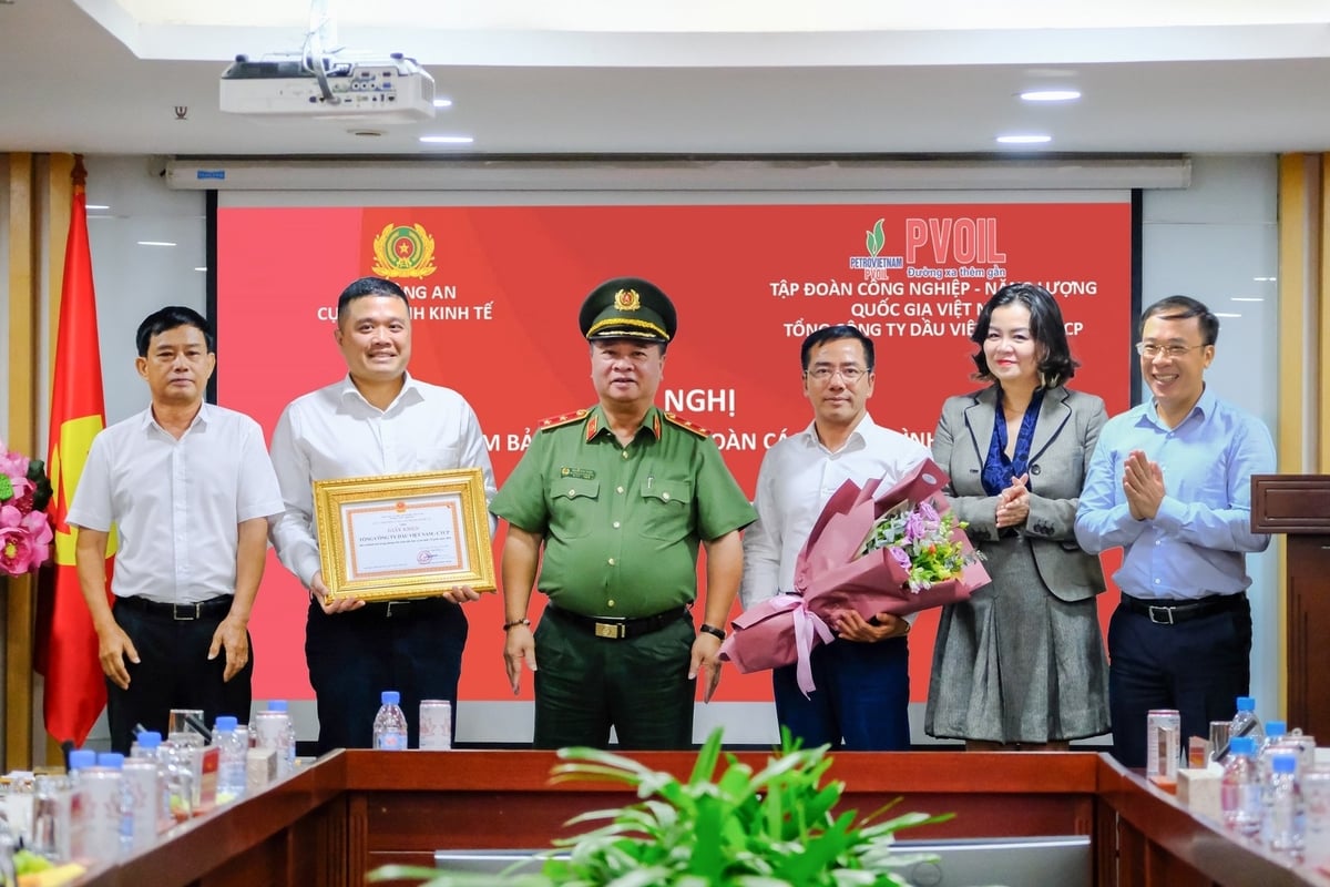 Trung tướng Nguyễn Đình Thuận - Bí thư Đảng ủy, Cục trưởng Cục An ninh Kinh tế tặng giấy khen cho Tập thể Tổng công ty Dầu Việt Nam - CTCP. Ảnh: PVOIL. Trung tướng Nguyễn Đình Thuận - Bí thư Đảng ủy, Cục trưởng Cục An ninh Kinh tế tặng giấy khen cho Tập thể Tổng công ty Dầu Việt Nam - CTCP. Ảnh: PVOIL.