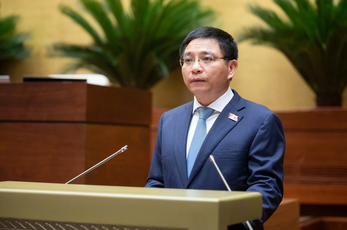 Bộ trưởng Bộ Tài chính Nguyễn Văn Thắng trình bày tờ trình. Ảnh: Phạm Thắng.
