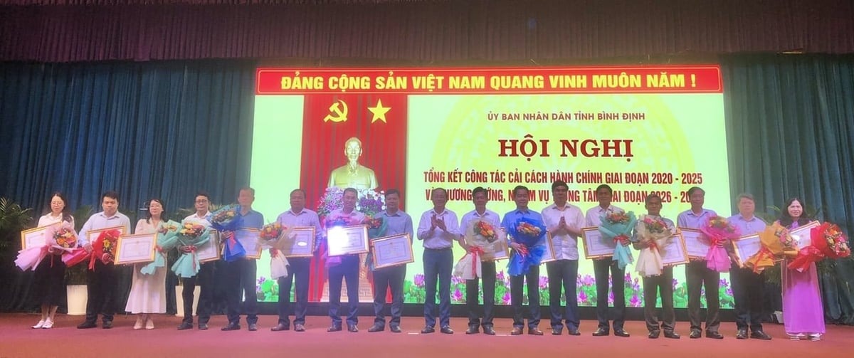 Các tập thể, cá nhân có thành tích xuất sắc trong công tác cải cách thủ tục hành chính phục vụ người dân, doanh nghiệp nhận bằng khen của UBND tỉnh Bình Định. Ảnh:V.Đ.T. Các tập thể, cá nhân có thành tích xuất sắc trong công tác cải cách thủ tục hành chính phục vụ người dân, doanh nghiệp nhận bằng khen của UBND tỉnh Bình Định. Ảnh:V.Đ.T.