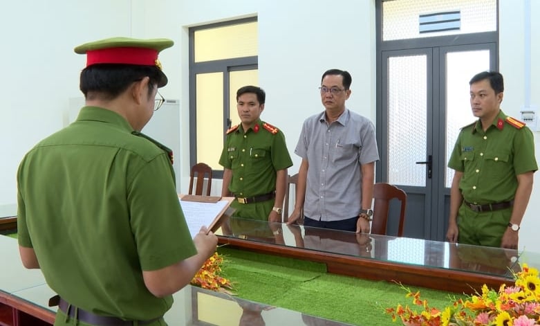 Cơ quan Cảnh sát điều tra tống đạt quyết định khởi tố và lệnh cấm đi khỏi nơi cư trú đối với Nguyễn Minh Hải Dương. Ảnh: Công an tỉnh Bạc Liêu. Cơ quan Cảnh sát điều tra tống đạt quyết định khởi tố và lệnh cấm đi khỏi nơi cư trú đối với Nguyễn Minh Hải Dương. Ảnh: Công an tỉnh Bạc Liêu.